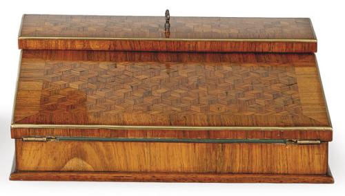  Escritorio de sobremesa Napoleón III en palo de rosa con marquetería “Jeux de fond”, Francia h. 1848-1971.