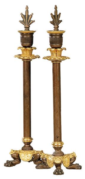  Pareja de candeleros época Restauración en bronce dorado al mercurio y pátina marrón, Francia c. 1820.