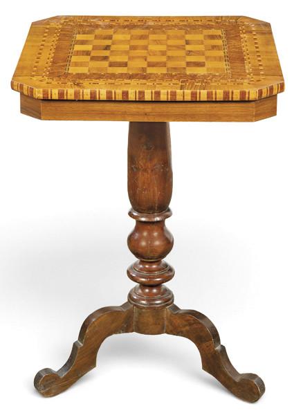  Mesa auxiliar con tapa rectangular con damero de ajedrez en marquetería, sobre pedestal abalaustrado y patas recortadas.