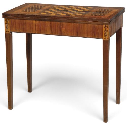  Mesa de juego Carlos IV en madera de nogal, con tapa abatible con marquetería de damero, sobre patas rectas.