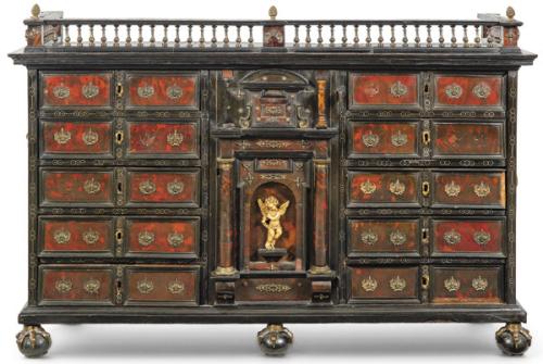  Bargueño Carlos II en madera ebonizada y carey con decoración embutida de latón.