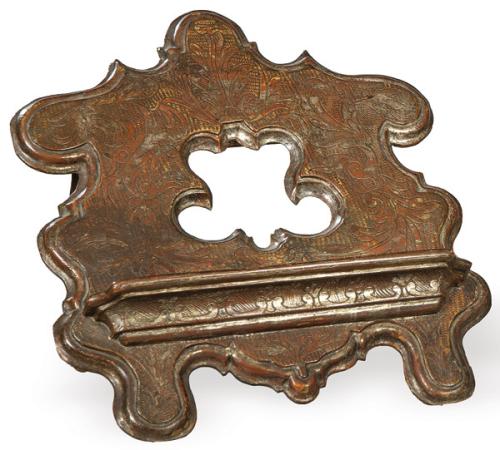  Atril Carlos III de madera tallada y corleada, España mediados S. XVIII.