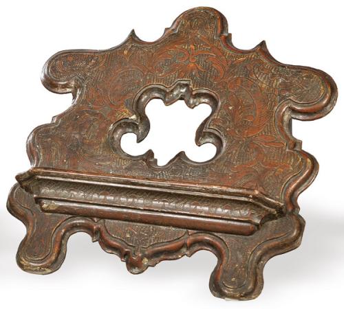  Atril Carlos III de madera tallada y corleada, España mediados S. XVIII.