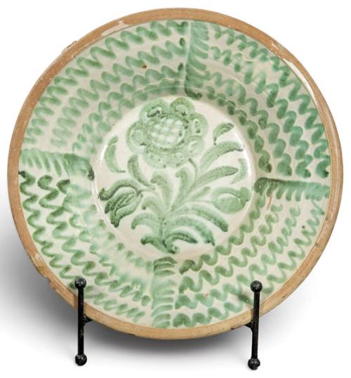  Lebrillo en cerámica esmaltada de Fajalauza sobre fondo blanco cremoso, con decoración en verde de flor estilizada de centro reticulado, tallo y hojas