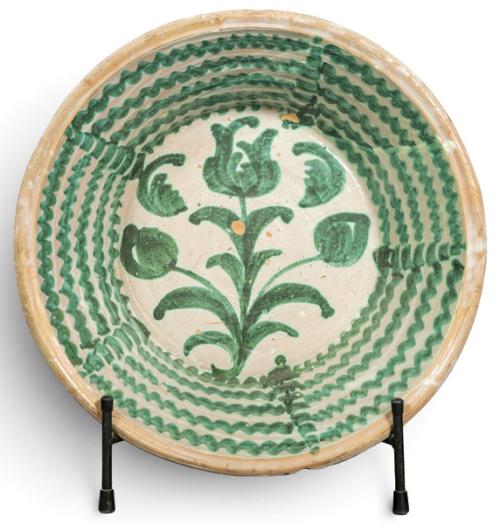  Lebrillo en cerámica esmaltada de Fajalauza, sobre fondo blanco cremoso, con decoración en verde de tallo con hojas curvas, flor terminal y motivos vegetales laterales en el asiento.