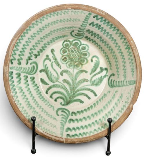  Lebrillo en cerámica esmaltada de Fajalauza, sobre fondo blanco cremoso, con decoración en verde de flor estilizada de centro reticulado