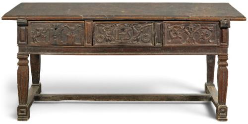  Mesa bufete de estructura rectangular, con tablero grueso y volado sobre cintura organizada frontalmente en tres cajones de distinto programa ornamental.