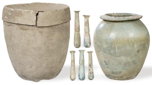  Urna cineraria (Olla ossuaria) en vidrio soplado, funda de plomo y cinco lacrimatorios en vidrio soplado, Imperio romano S. I.