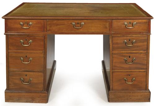  Mesa de escritorio Jorge III, con tapa rectangular con superficie para escribir, sobre dos pedestales con tiradores de latón.