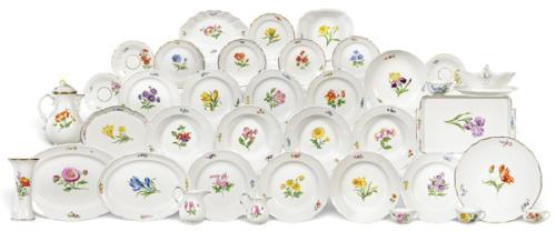  Vajilla de Meissen, porcelana blanca vidriada con decoración floral polícroma. Marca de espadas cruzadas azules en el reverso.