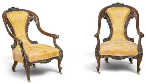  Pareja de butacas Victorianas en madera de caoba tallada y calada y tapicería de tela brocada dorada.