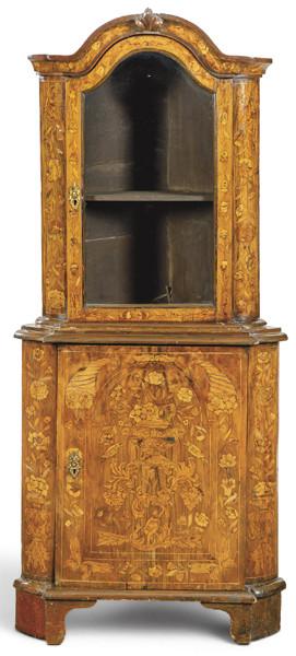  Vitrina cabinet, cuerpo superior abovedado rematado por una ancha moldura, con puerta abatible, sobre un cabinet con puerta frontal, en madera de nogal con marquetería de maderas finas de motivos vegetales. Holanda, finales S. XVIII