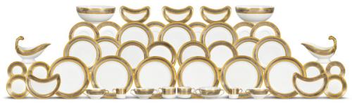  Vajilla de porcelana de Limoges de 18 servicios, Chastagner. Decoración en triple cenefa con motivos vegetales y geométricos en oro y platino. Marca de C bajo corona y leyenda de incrustación, doble dorado y pulido al ágata.  “Limoges/France/Vertitable in