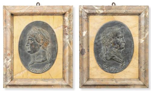  Pareja de paneles con perfiles de emperadores romanos en bronce sobre marco de marmol de Siena con marco de mármol jaspeado.