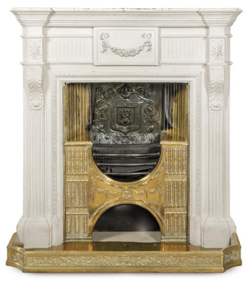  Frontal de chimenea George III, en madera tallada, moldurada y pintada de blanco, con guarnición interior asociada de bronce.