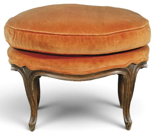  Taburete Luis XV, con cintura sinuosa moldurada y cuatro patas cabriolé en madera de nogal