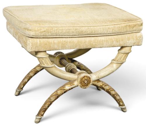  Taburete de tipo curul estilo Imperio, en madera tallada, policromada y parcialmente dorada, con asiento acolchado.

