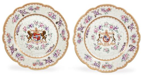  Pareja de platos ornamentales de porcelana, de borde lobulado y decoración polícroma de inspiración en las porcelanas chinas de exportación.
