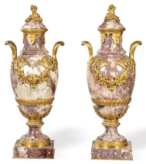  Pareja de urnas de mármol jaspeado en rosa y blanco y bronce, Francia S. XIX.