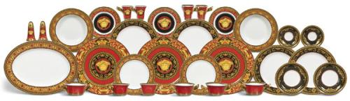  Vajilla de porcelana esmaltada modelo Medusa Red Brand New de Versace realizada por Rosenthal. Total de piezas