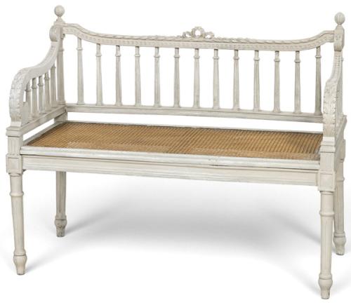  Banco Napoleón III, estilo Luis XVI en madera tallada, torneada y pintada de blanco. Con asiento de rejilla.