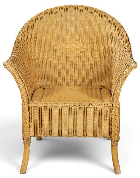  Sillón de brazos realizado en bambú y ratán tejido, con respaldo alto y curvado, brazos integrados, asiento plano y cuatro patas cilíndricas. S. XX