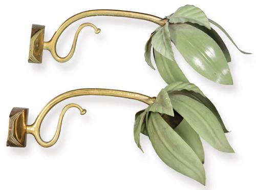  Conjunto de 3 aplique con estructura en metal dorado, con fuste cilíndrico y pantalla escultórica formada por hojas metálicas pintadas en verde.