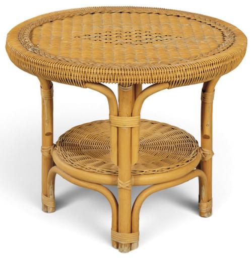  Mesa auxiliar circular realizada en bambú y ratán tejido. Con tablero superior de trama radial, banda central de tejido cruzado y borde trenzado, sostenido por cuatro patas cilíndricas y repisa inferior abierta. S. XX