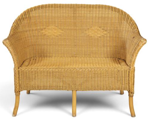  Sofá de brazos realizado en bambú y ratán tejido, con respaldo alto y curvado, brazos integrados, asiento plano y cuatro patas cilíndricas. S. XX