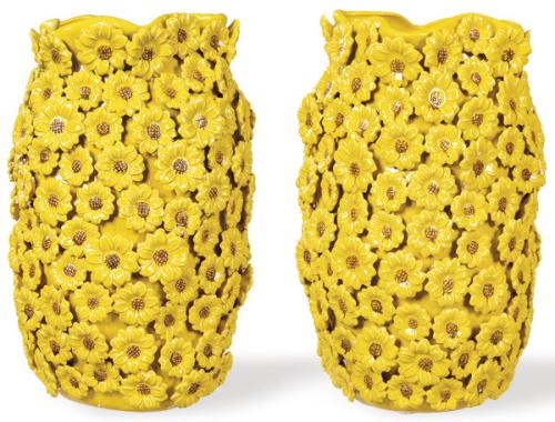  Pareja de jarrones en cerámica con flores modeladas y esmaltados en amarillo.