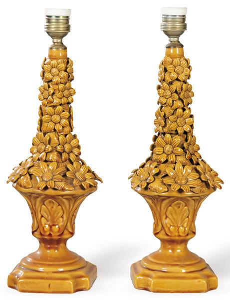  Pareja de lámparas de sobremesa en forma de copa con flores y hojas adosadas en cerámica esmaltada en marrón de Manises.