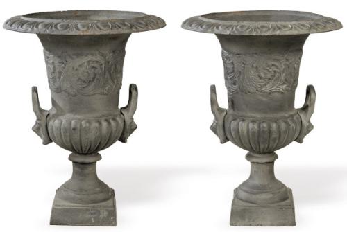  Pareja de copas tipo Medici de hierro colado para jardín.