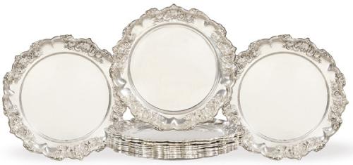  Doce bajo platos de plata punzonada Ley Sterling con alero repujado y cincelado con jarrones con flores y flores sueltas.