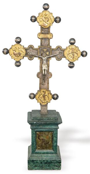  Cruz procesional con alma de madera recubierta de plata y de placas de cobre doradas, Alemania primera mitad S. XVI.