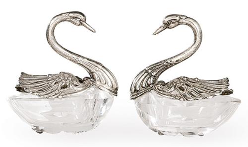 Pareja de saleros de mesa de plata punzonada ilegible y cristal tallado en forma de cisnes.