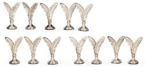  Doce tarjeteros de mesa de plata sin punzonar en forma de dos plumas de ave.