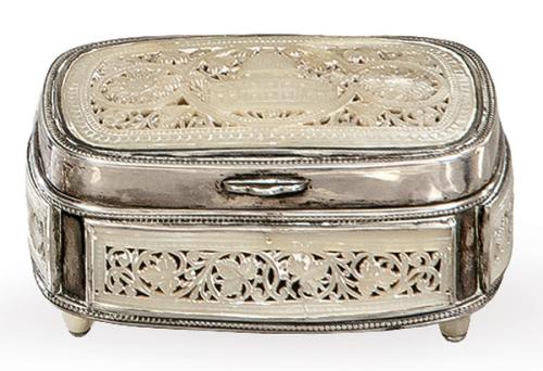  Pequeña caja anglo india sin punzonar de plata y nácar, ff. S. XIX pp. S. XX.