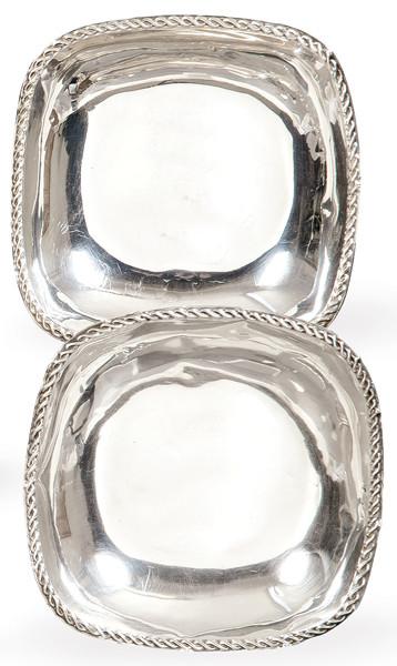  Dos pequeños centros de mesa cuadrangulares de plata española punzonada 1ª Ley de Montejo con marca comercial de J. Pérez Fernandez.