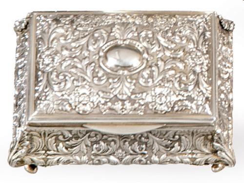  Pequeña caja de plata