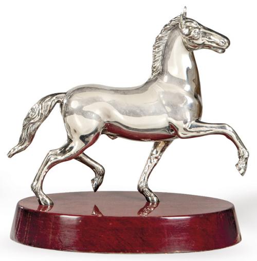  Caballo de plata española punzonada Ley 925 con peana de madera