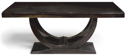  Mesa de comedor Art decó de tablero rectangular lacado en negro, y canto recto escalonado.