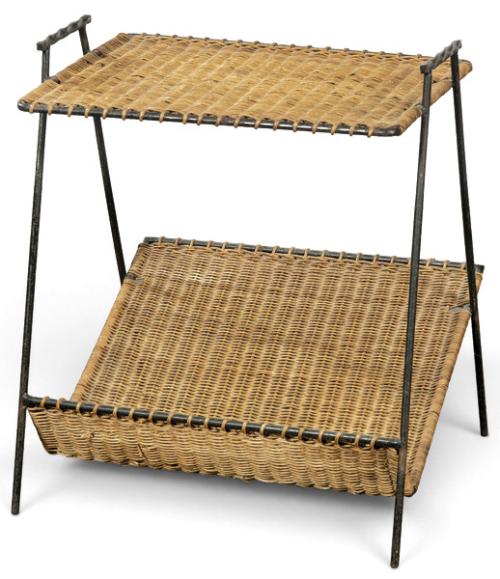  Revistero–mesa auxiliar de dos niveles, al estilo de Jacques Adnet. Francia, ca. 1950–1960.