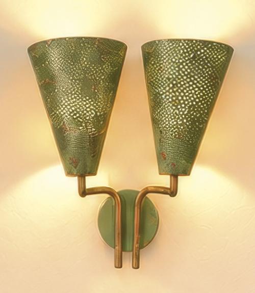  Aplique de pared de dos luces con pantallas cónicas realizadas en chapa metálica perforada y lacada en verde, dispuestas sobre brazos curvados independientes.