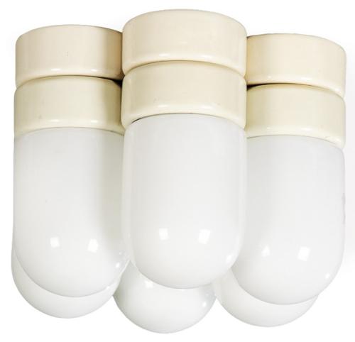  Plafón o aplique de tres luces.

 Estructura compuesta por tres cuerpos cilíndricos con difusores de vidrio opalino blanco de remate superior redondeado, asentados sobre bases anulares blancas. 