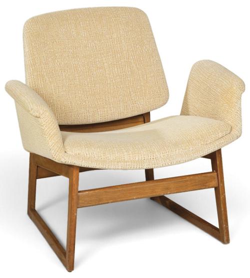  Butaca con estructura de madera de haya teñida. Asiento, respaldo y brazos tapizados en tejido de tonos crema y ocre.