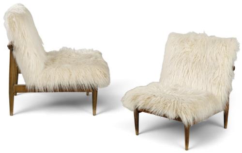  Pareja de butacas bajas sin brazos, con estructura de madera de haya teñida, asiento rectangular y respaldo inclinado, ambos acolchados y tapizados en tapicería de pelo largo. Bastidor con patas ahusadas, largueros laterales y montantes posteriores prolon