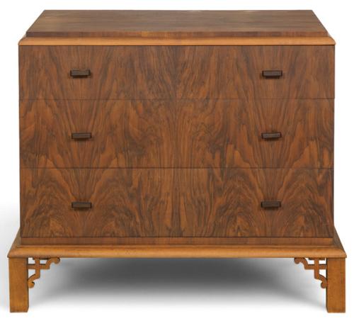  Cómoda de tres cajones de cuerpo rectangular sobre bastidor elevado con cuatro soportes laterales y decoración calada y recortada de inspiración oriental. 