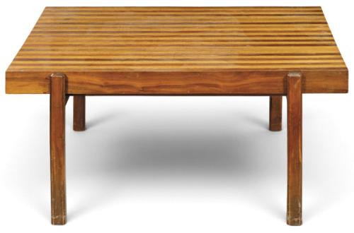  Mesa baja, con tapa rectangular formada por listones de diferentes maderas, sobre patas rectas.