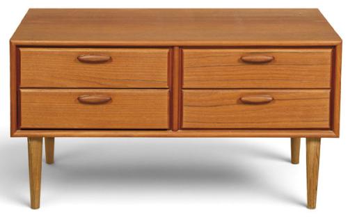  Cómoda baja de cuatro cajones, en madera de teca