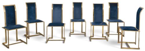  Conjunto de 8 sillas con estructura portante formada por perfiles metálicos rectangulares o pletinas de sección angular de latón. El asiento y el respaldo están constituidos por paneles acolchados revestidos de terciopelo azul.